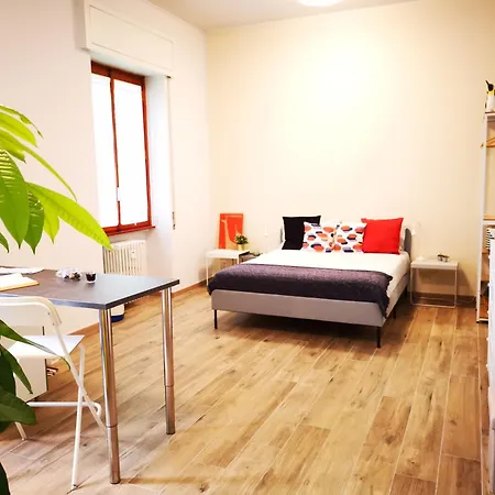 Spacious 50 Meters From The Metro ميلان
