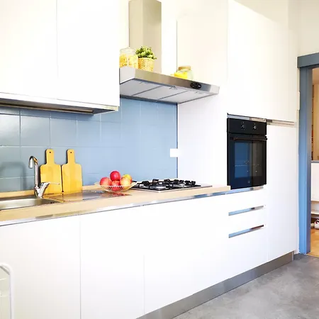 Spacious 50 Meters From The Metro Mediolan