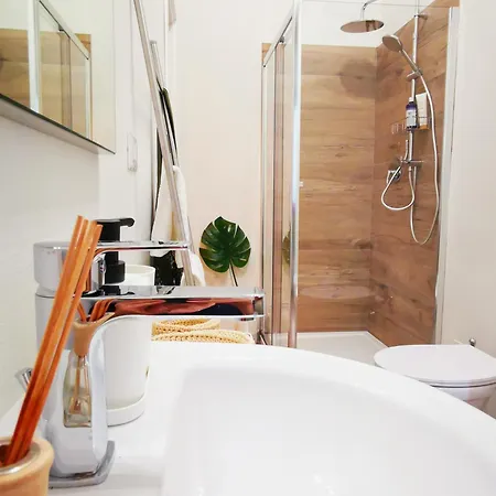 Spacious 50 Meters From The Metro Appartamento *